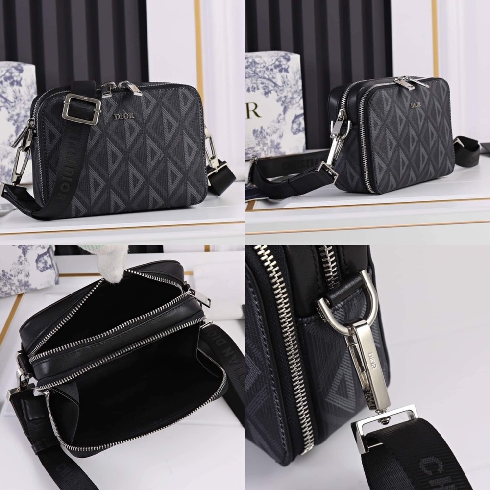 Absolutely gorgeous genuine leather purse, comes with dust bag.